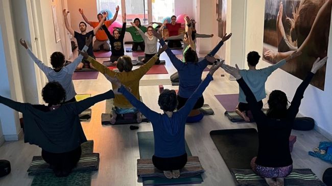 Clases de yoga Vinyasa Krama en Madrid dirigidas por Sonia Aranda quien realizó la formación de las secuencias de yoga Vinyasa Krama y de Cikitsa Krama